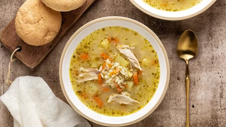 Τι να μαγειρέψω σήμερα; Η πιο εύκολη κοτόσουπα με κριθαράκι για τις κρύες μέρες