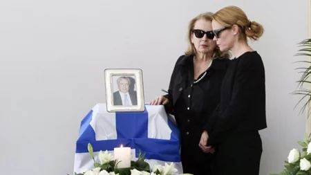 Καταρρακωμένη η Λένα Παπαληγούρα στην κηδεία του πατέρα της, Αναστάσιου