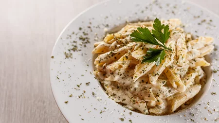 Η απόλυτη κρεμώδης μακαρονάδα με λαχανικά, χωρίς κρέμα γάλακτος