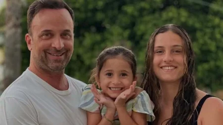 Με μακριά μαλλάκια και σκωτσέζικη φούστα η Βαλέρια Λιανού | Η κόρη του Γιώργου Λιανού μεγάλωσε και ποζάρει δίπλα στη μαμά της