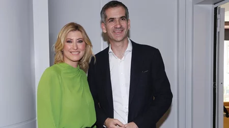 Σία Κοσιώνη | Αγκαλιά με τον Κώστα Μπακογιάννη σε χριστουγεννιάτικο δείπνο