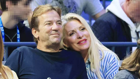 Ελένη Μενεγάκη & Μάκης Παντζόπουλος | Αγκαλιά στο γήπεδο