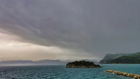 Ισχυρές βροχές, καταιγίδες και χιονοπτώσεις έως το μεσημέρι