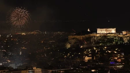 Με μουσική, drones και πυροτεχνήματα άλλαξε η χρονιά στα δύο χριστουγεννιάτικα χωριά της Περιφέρειας Αττικής, στο Σύνταγμα και στη Θεσσαλονίκη