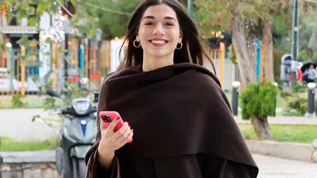 Με αέρα μοντέλου η Μελίνα Νικολαΐδη | Η χαλαρή βόλτα στα νότια προάστια λίγο πριν αλλάξει ο χρόνος