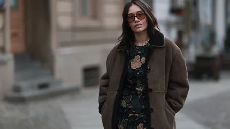 Το ντραπέ μίντι φόρεμα από την Pull&Bear που κολακεύει κάθε σιλουέτα