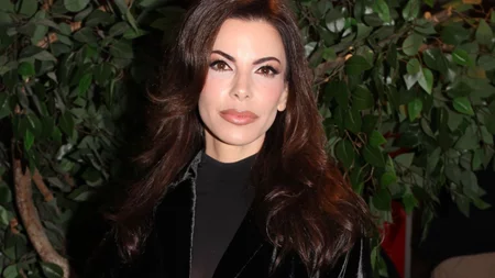 Αντελίνα Βαρθακούρη | Σε βραδινή έξοδο με βελούδινο μακρύ παλτό με λουλούδια