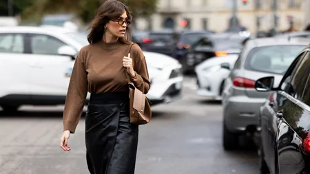 Η μίντι δερμάτινη φούστα που θα βρεις σε έκπτωση και θα φορέσεις με τα πάντα αυτή τη σεζόν