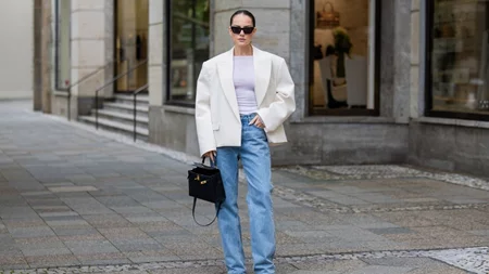 Αυτό είναι το διαχρονικό και chic τζιν παντελόνι που κάθε γυναίκα χρειάζεται στη συλλογή της