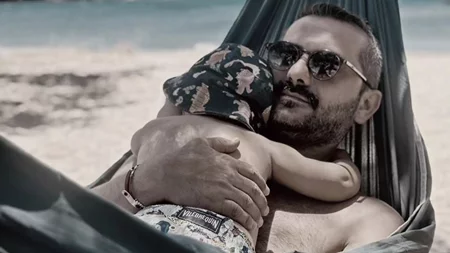 Λεωνίδας και Κίμωνας Κουτσόπουλος | Μπαμπάς και γιος χαλαρώνουν στην ακτή με θέα το απέραντο γαλάζιο