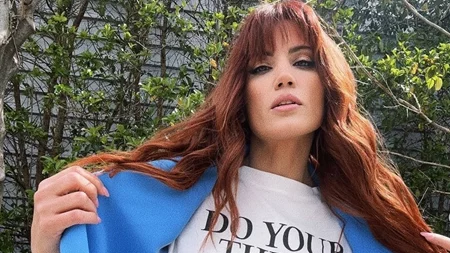 Family goals | Με την Ολίβια στο θέατρο η Μαίρη Συνατσάκη και ο Ίαν Στρατής