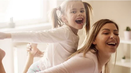 "Βαριέμαι να παίζω με το παιδί": Η ψυχολόγος δίνει 3 λόγους που σου φαίνεται "δύσκολο" να παίξεις με τα παιδιά σου