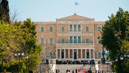 Ανοικτά τα καταστήματα σήμερα Κυριακή: Εορταστική η αγορά - "Δειλά σημάδια αισιοδοξίας" στην κατανάλωση