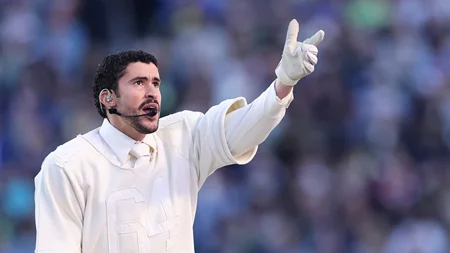 Bad Bunny | Το κρεμ σύνολο Zara που φόρεσε στον τελικό του Super Bowl κρύβει ένα σημαντικό μήνυμα