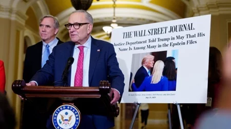 Φωτογραφίες του Donald Trump και άλλων πολιτικών με τον Jeffrey Epstein στη δημοσιότητα