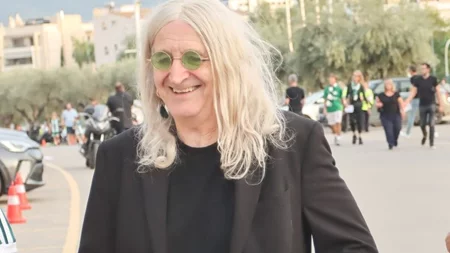 Στα μουσικά βήματα του μπαμπά του ο Φαίδονας Καρβέλας | Τo viral video με τον Νίκο Καρβέλα στο πιάνο