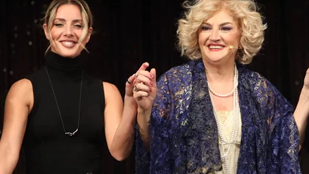 Φαίδρα Νταϊόγλου | Η 26χρονη κούκλα κόρη της Υρώς Μανέ στη σκηνή με τη διάσημη μητέρα της