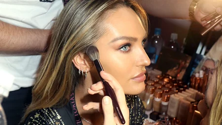 Το makeup hack του ενός λεπτού για να "σβήσεις" τους μαύρους κύκλους κάτω από τα μάτια