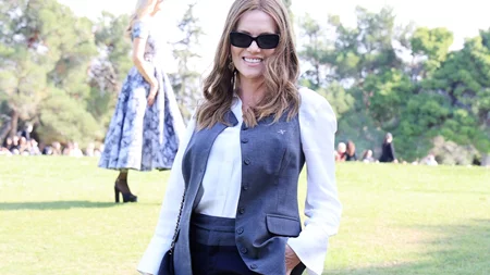 Κιμ Κίλιαν | Κομψή σε κοσμική εμφάνιση μετά τη σοβαρή περιπέτεια της υγείας της