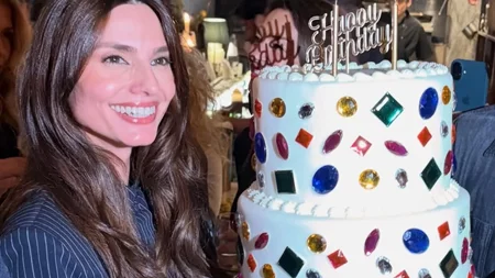 Στο πάρτι γενεθλίων της Ηλιάνας Παπαγεωργίου | Η εντυπωσιακή τούρτα που έσβησε πλάι στον Γιάννη Καραβασάνη