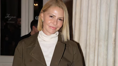 Μελομακάρονα ή κουραμπιέδες; Ο γιος της Τζένης Μπαλατσινού αντιμέτωπος με το αιώνιο χριστουγεννιάτικο δίλημμα στο πιο γλυκό βίντεο