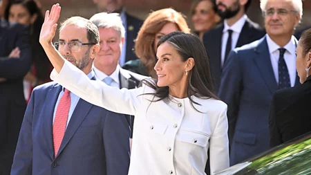 Η βασίλισσα Letizia συνδύασε το λευκό Mango κοστούμι της με δίχρωμα παπούτσια