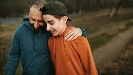 Ο Θάνος Ασκητής εξηγεί γιατί από τα 6 έως 16 έτη "ο γονιός πρέπει να είναι πολύ κοντά με το παιδί"