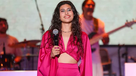 Η Μαρίνα Σπανού με oversized κοστούμι | Η μοντέρνα πινελιά στο look της