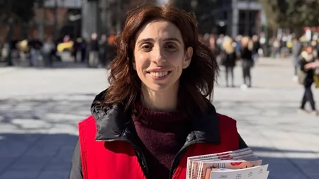 Έλενα Χαραλαμπούδη | Έγινε για μια ώρα πωλήτρια του περιοδικού "Σχεδία"