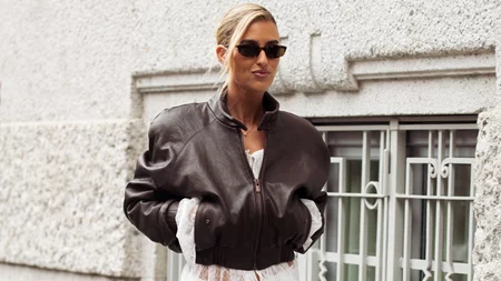 Τα t-shirt με δαντέλα από τη Zara που έχουν γίνει ανάρπαστα | Ταιριάζουν τέλεια με τζιν