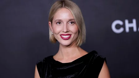 Η Μαρία Ολυμπία Ντε Γκρες με μακριά μαλλιά σε φωτογράφιση για τον οίκο Louis Vuitton