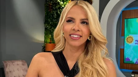 Η Τζένη Μελιτά μας εμπνέει για το πώς να φορέσουμε το μαγιό μας ακόμα και με τζιν