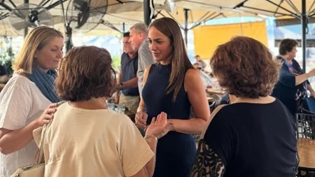 Δόμνα Μιχαηλίδου | Για πρώτη φορά στα δημοτικά σχολεία της Αίγινας σχολικά γεύματα για όλους τους μαθητές