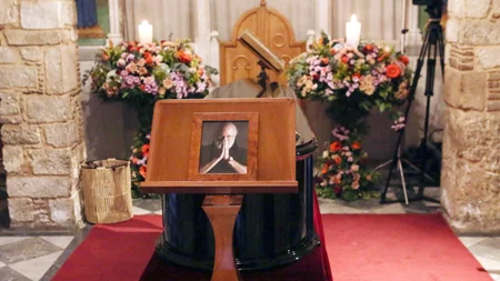 Σήμερα η κηδεία του Διονύση Σαββόπουλου - Σε λαϊκό προσκύνημα η σορός του στη Μητρόπολη Αθηνών