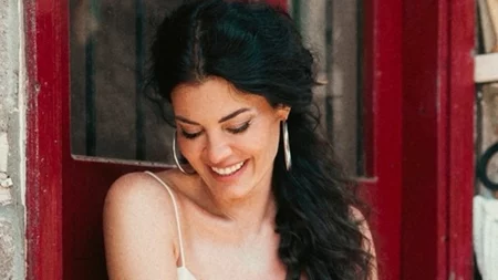 Ερωτευμένοι κάτω από το φεγγάρι | Μαρία Κορινθίου & Γιώργος Καραθανάσης αγκαλιά στην πανσέληνο