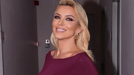 Έγκυος τις γιορτές; Η Κατερίνα Καινούργιου με το φόρεμα από την Pink Woman που μπορείς να φορέσεις