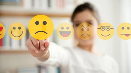 Νέα έρευνα | Οι γονείς-ελικόπτερα ευθύνονται για την αύξηση της παιδικής κατάθλιψης τις τελευταίες δεκαετίες και όχι τα social media