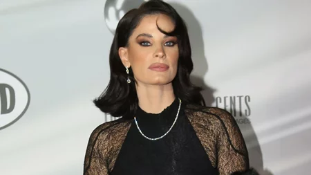 Η Χριστίνα Μπόμπα στο Madwalk 2025 με το πανωφόρι που θα φορέσουμε σίγουρα στις γιορτές