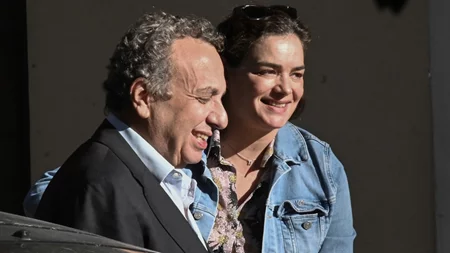 Γωγώ Μπρέμπου | Με κόκκινα suede μποτάκια σε βόλτα με τον Χρήστο Χωμενίδη