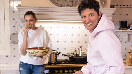 Ο Σάκης Ρουβάς στον τεράστιο κήπο του σπιτιού του | Μάς δείχνει το πιο εύκολα tips για να φυτέψουμε μυρωδικά