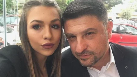 Νίκος Χαρδαλιάς | Η σπάνια δημόσια εμφάνιση με τη σύζυγο και τις κούκλες κόρες του