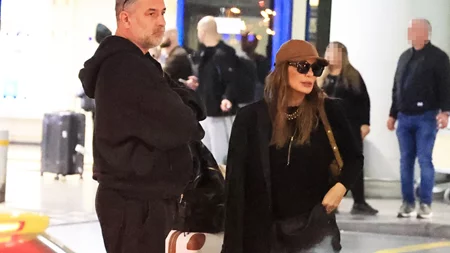 Δέσποινα Βανδή | Με εκδρομικό look στο αεροδρόμιο μετά το ταξίδι στη Ρώμη με τον Βασίλη Μπισμπίκη