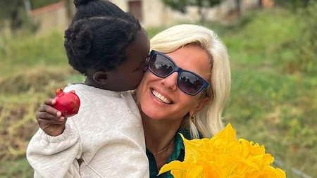 "Κούκλα στα λευκά" | Η Χριστίνα Κοντοβά φωτογραφίζει την κόρη της, Έιντα