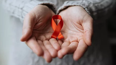 Παγκόσμια Ημέρα Κατά του Aids | 1 στους 2 διαγιγνώσκεται καθυστερημένα – Γιατί η Ευρώπη χάνει τον στόχο έως το 2030