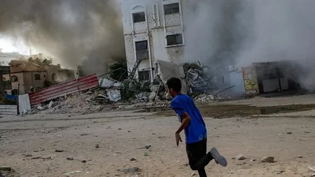 Ο Ντ. Τραμπ καλεί το Ισραήλ να σταματήσει τους βομβαρδισμούς στη Γάζα, λέγοντας ότι η Χαμάς είναι έτοιμη για ειρήνη