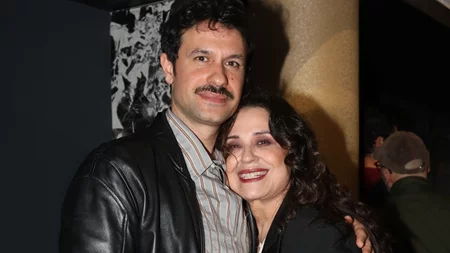 Περήφανος γιος ο Ορφέας Αυγουστίδης | Η αγκαλιά της συζύγου του, Γεωργίας Κρασσά στη Μαρία Τζομπανάκη