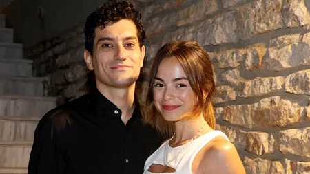 Couple goals για Αργύρη Πανταζάρα & Σίσσυ Τουμάση | Μαζί σε θεατρική βραδιά