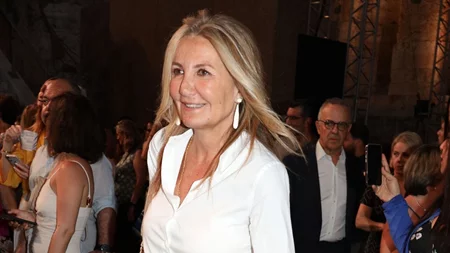 Η Μαρέβα Μητσοτάκη με καφέ δερμάτινο σακάκι σε έκθεση σύγχρονης τέχνης