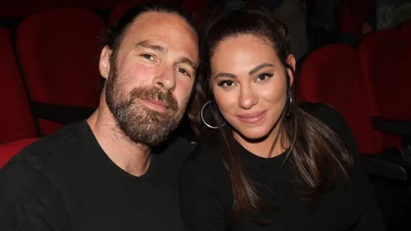 Ευρυδίκη Βαλαβάνη & Γρηγόρης Μόργκαν | Το τρυφερό βίντεο με το μωρό τους στο χριστουγεννιάτικα στολισμένο σαλόνι τους