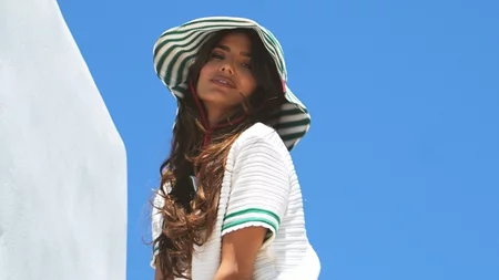 Η Ηλιάνα Παπαγεωργίου έχει τα λευκά sneakers που όλες πρέπει να έχουμε